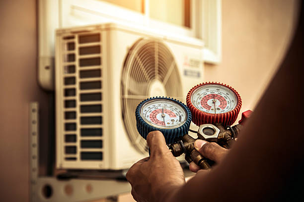 Professional Hvac technician working in Lincoln Park, CO